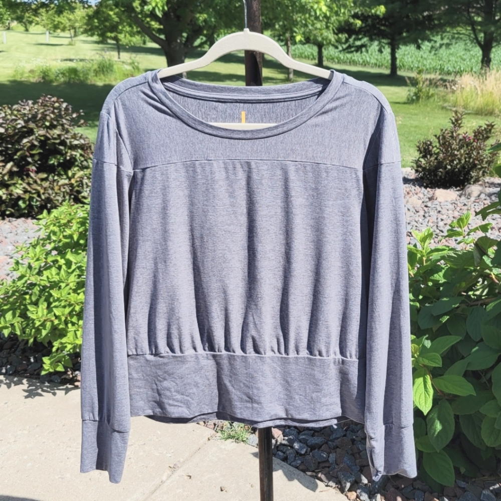 Lucy Transcend LS size Large imperial gray micro stripe pullover